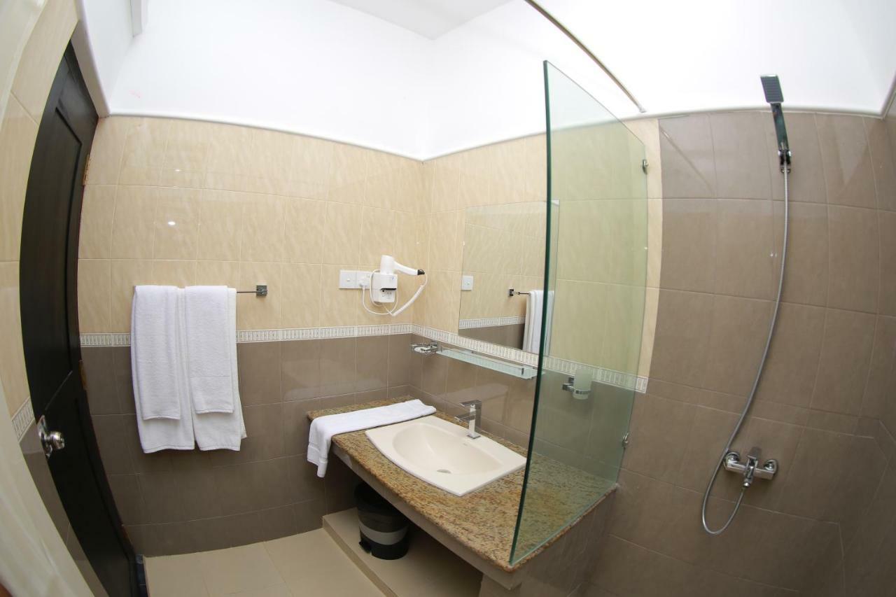 3R Resort Negombo Eksteriør bilde